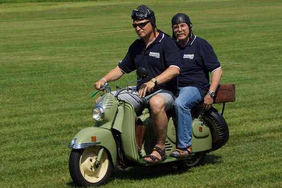 Historischer Puchroller mit gesetzter "Take Off Power" ;-) Auch die Besatung ist - zumindest am Kopf - stilecht gekleidet ...