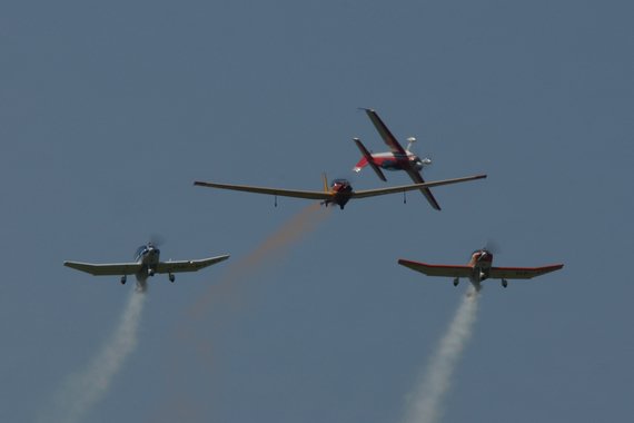 Patrick Strasser umfliegt eine Formation, angeführt von einem Motorfalken, mit einer Faßrolle