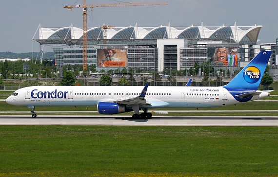 Diese Boeing 757-300 (D-ABOK) musste heute in Linz notlanden - Foto: Andreas Lötsch