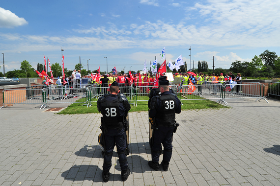 Aus ganz Europa angereiste Airport-Mitarbeiter demonstrierten vor dem EU-Parlament in Straßburg - Foto: Clement Bellier