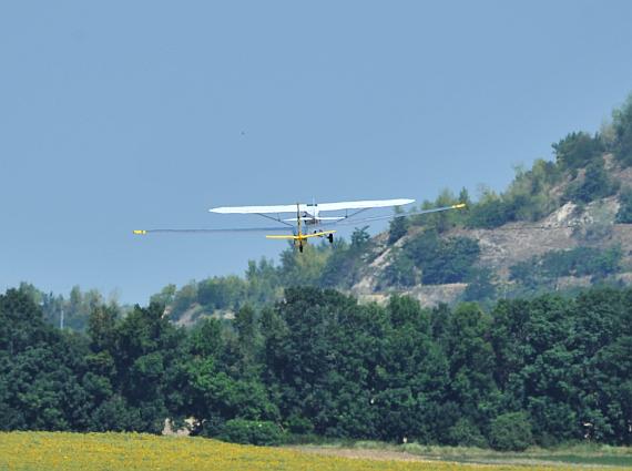 Segelflugzeug beim Start durch Flugzeugschlepp - Foto: Austrian Wings Media Crew