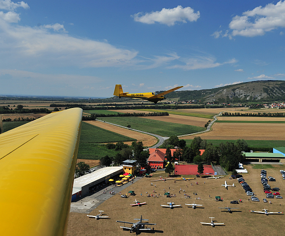 Blick vom Sitz des verantwortlichen Flugzeugführers der rechten Außenposition nach links bei der Platzüberquerung