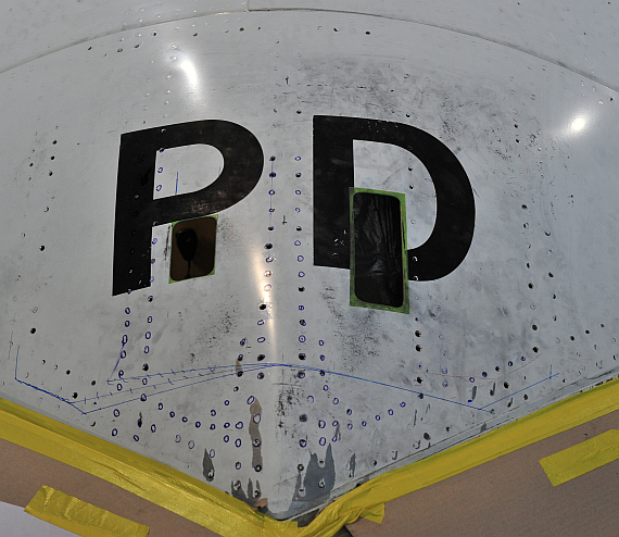 Die Beschädigungen im Cockpitdach der OE-LPD - Foto: Austrian Wings Media Crew (wir danken Austrian Airlines für die freundliche Unterstützung)