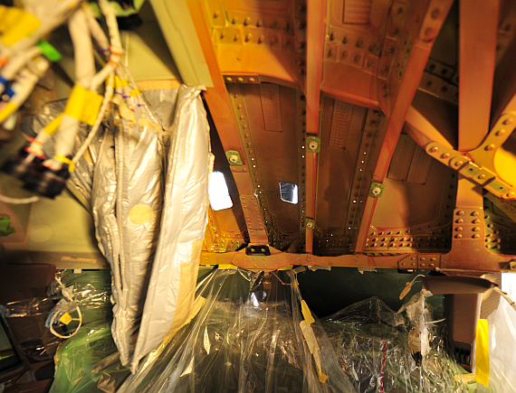 Für die Reparatur musste unter anderem das gesamte Overhead-Panel im Cockpit demontiert werden - Foto: Austrian Wings Media Crew (wir danken Austrian Airlines für die freundliche Unterstützung)