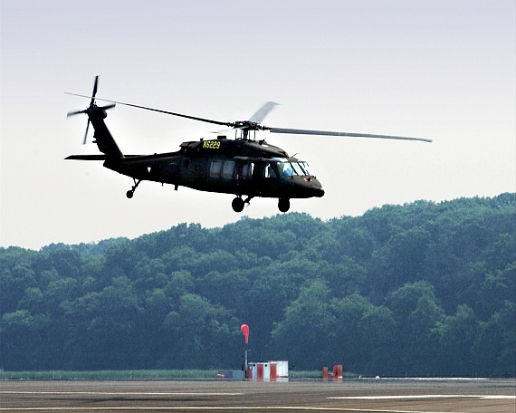 Mit österreichischem Hoheitsabzeichen und US-Registrierung startete der erste für das Bundesheer bestimmte Black Hawk in den USA zum Testflugprogramm - Foto: Martin Rosenkranz