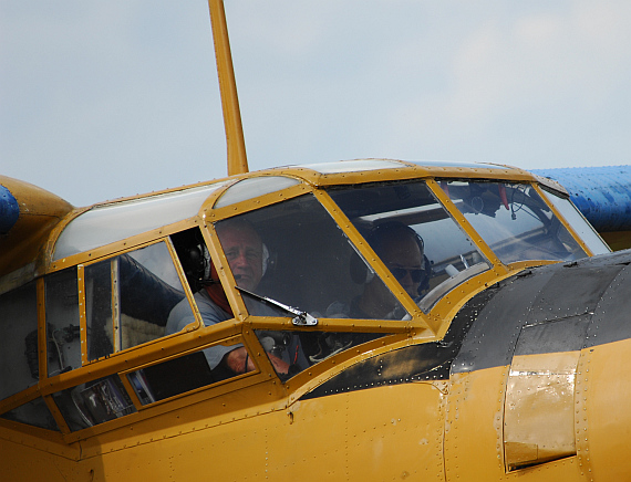 Besatzung im Cockpit ihrer AN2