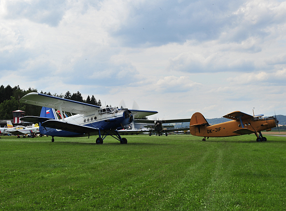 Insgesamt drei Stück der AN2, des größten Doppeldeckers der Welt, waren auf der Airshow 12 zu Besuch und setzten das Publikum mit einem engen Formationsflug in Erstaunen