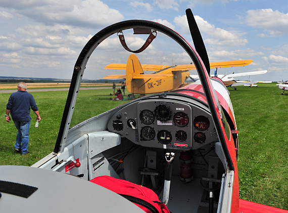 Im Cockpit der Zlin 526F geht es spartanisch zu; im Hintergrund eine AN2