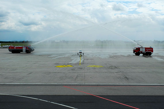Begrüßung des Weltumrunders Lehner von der Flughafenfeuerwehr - Foto: Austrian Wings Media Crew Begrüßung des Weltumrunders Lehner von der Flughafenfeuerwehr - Foto: Austrian Wings Media Crew