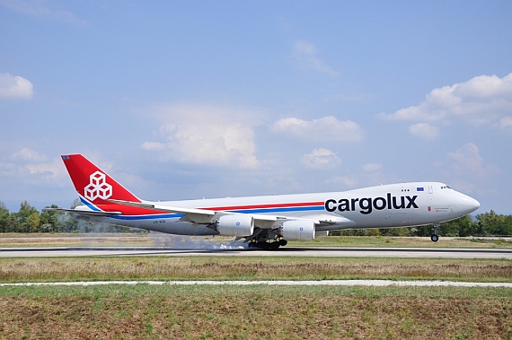Cargolux 747-8F bei der Typenerstlandung in der Schweiz