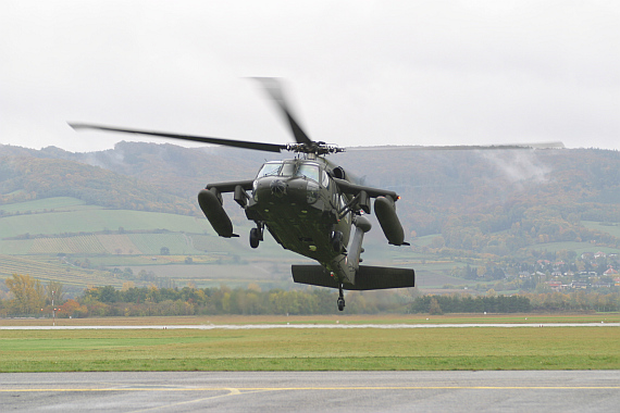 "Fly in" des ersten Black Hawk in Tulln - Foto: Martin Rosenkranz