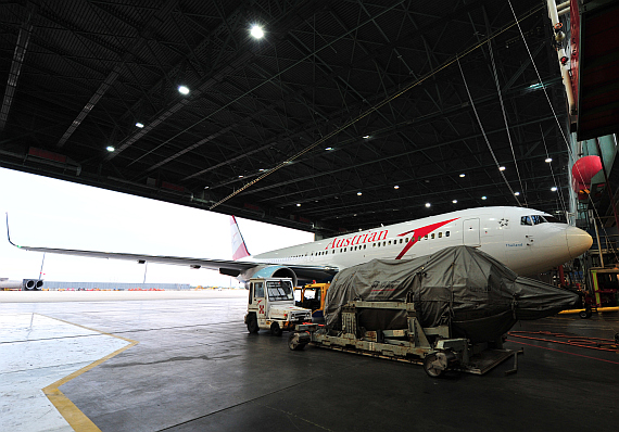 Die beschädigte OE-LAT bei der Reparatur im Hangar - Foto: Austrian Wings Media Crew (wir danken Austrian Airlines für die freundliche Unterstützung)