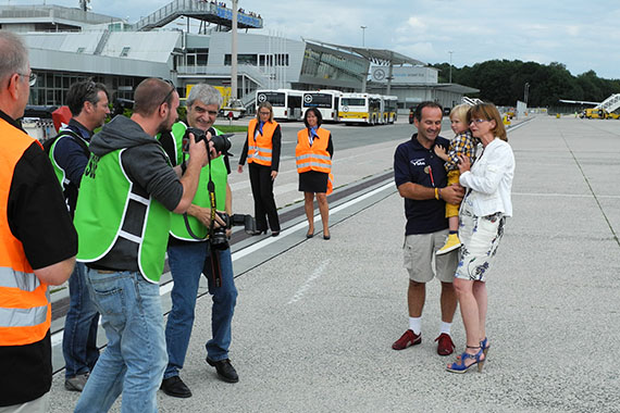 Helmuth Lehner trifft seine Familie nach drei Monaten wieder - Foto: Austrian Wings Media Crew