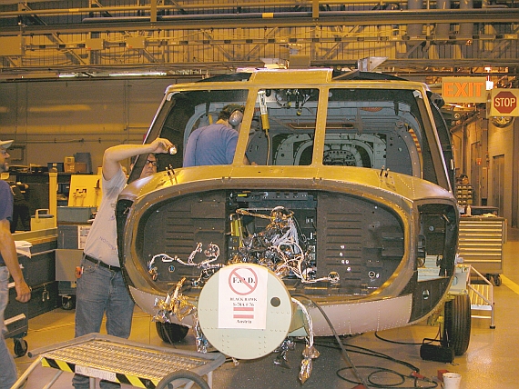 Der erste für Österreich bestimmte Black Hawk in der Produktionshalle - Foto: Martin Rosenkranz