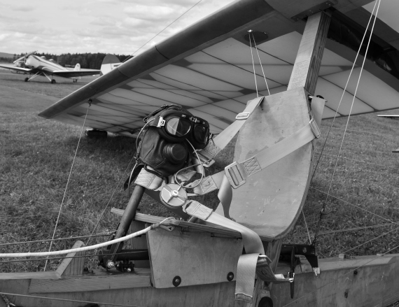 Der Pilot trägt natürlich stilecht eine Lederhaupte; im Hintergrund eine restaurierte Klemm