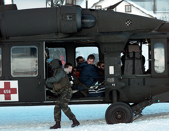 Black Hawk der US-Streitkräfte im Katastropheneinsatz in Galtür 1999; weil es die Politik verabsäumt hatte, das Bundesheer mit entsprechendem Gerät auszustatten, mussten ausländische Streitkräfte das Bundesheer unterstützen; hier überprüft gerade