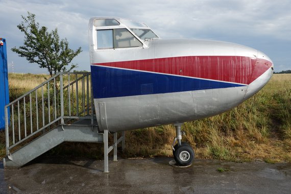 Das Cockpit der "Pembroke" war viele Jahre lang vor dem Besucherdeck des Wiener Flughafens ausgestellt; obwohl ein britisches Modell, sind die Beschriftungen in diesem Cockpit in deutscher Sprache gehalten