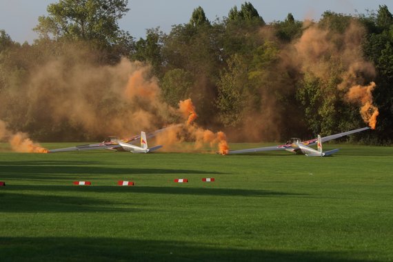 Hier wurden die Maschinen von Zusehern bestaunt, anschließend demontiert, auf Hänger verladen und abtransportiert