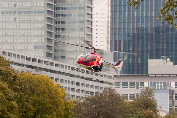 Siegfried "Blacky" Schwarz bei der Landung mit der BO105 der Flying Bulls