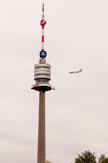 Fokker 100 passiert Donauturm