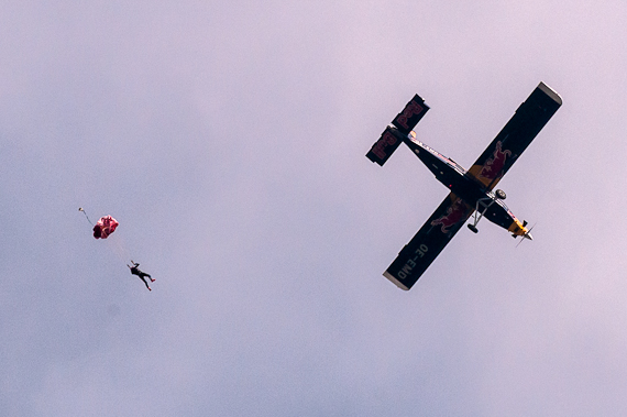 Aus einer Pilatus Porter wurden mehrmals Fallschirmspringer des Red Bull Skydive Teams abgesetzt
