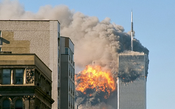 UA Flug 175 beim Einschlag in das World Trade Center - Foto: Wikimedia Commons