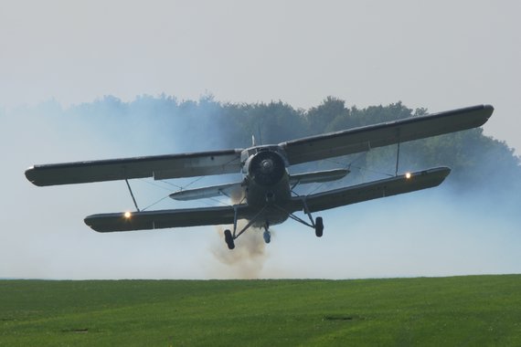 Die AN2 beim Start mit eingeschalteter Rauchanlage; dieser größte Doppeldecker der Welt steht auf vielen Flugplatzfesten in Österreich den Besuchern für Rundflüge zur Verfügung