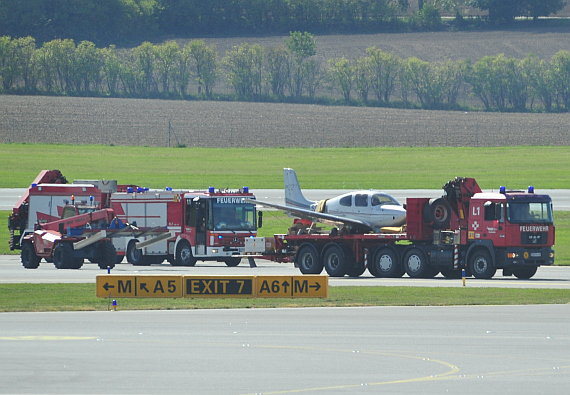 Die verunfallte Maschine bei der Bergung - Foto: FM / Austrian Wings Media Crew