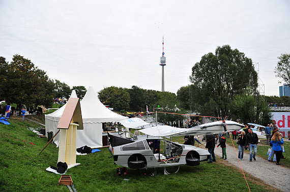 Back to the Future, das spätere Siegerteam, im Hintergrund der Donauturm