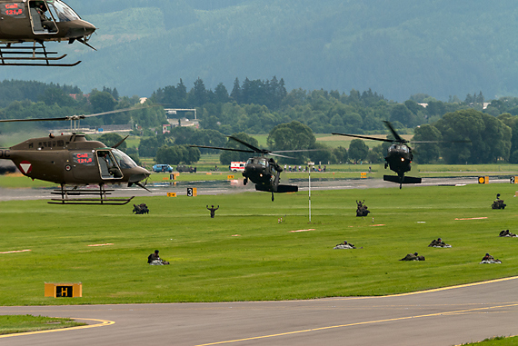 Während zwei Black Hawk (Hintergrund) Bodentruppen absetzen, werden sie von zwei OH-58 Kiowa (Vordergrund) aus Luft abgesichert - Foto: Markus Dobrozemsky Während zwei Black Hawk (Hintergrund) Bodentruppen absetzen, werden sie von zwei OH-58 Kiowa (Vordergrund) aus Luft abgesichert - Foto: Markus Dobrozemsky