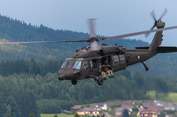 Black Hawk bei der Anlandung von Infanterie - Foto: Markus Dobrozemsky Black Hawk bei der Anlandung von Infanterie - Foto: Markus Dobrozemsky
