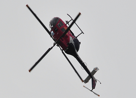 Wenn Blacky Schwarz am Steuerknüppel der BO105 werkt, ist die Normalfluglage die Ausnahme ...