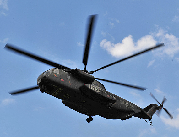 Während der Lawinenkatastrophe von Galtür unterstützte die deutsche Bundeswehr die Evakuierungsarbeiten unter anderem mit Großraumhubschraubern vom Typ CH-53G (Symbolbild); ähnliches Großgerät fand sich bis 1981 auch im Bestand des Bundesheeres, bi