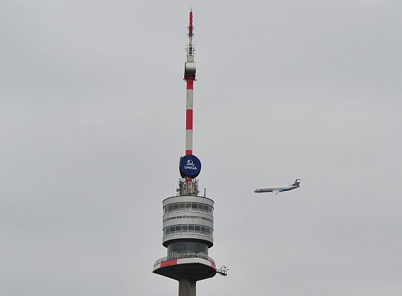 Die Fokker 100, OE-LVA, der AUA machte als Stargast des Red Bull Flugtages 2012 einige Überflüge in rund 350 Meter Höhe - Foto: Austrian Wings Media Crew