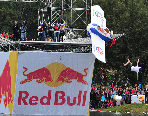 Auch Radiomoderator Robert Kratky stürzte beim Red Bull Flugtag 2012 dramatisch ab und quittierte dies humorvoll mit den Worten: "So ein Scheiß ..." - Foto: Austrian Wings Media Crew Auch Radiomoderator Robert Kratky stürzte beim Red Bull Flugtag 2012 dramatisch ab und quittierte dies humorvoll mit den Worten: "So ein Scheiß ..." - Foto: Austrian Wings Media Crew