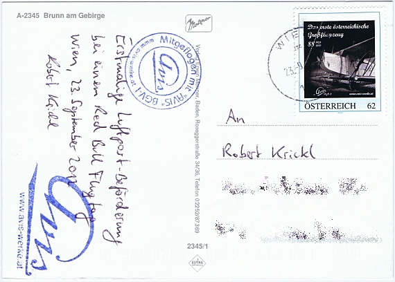 Historiker Robert Krickl hatte im Vorfeld des Red Bull Flugtages Sonderbriefmarken anfertigen lassen und trug bei seinem Flug mehrere Briefe und Postkarten bei sich - es war dies die erste