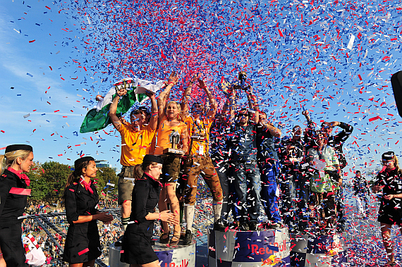 Grenzenlose Begeisterung bei den Siegern des Red Bull Flugtages 2012 - Foto: Austrian Wings Media Crew