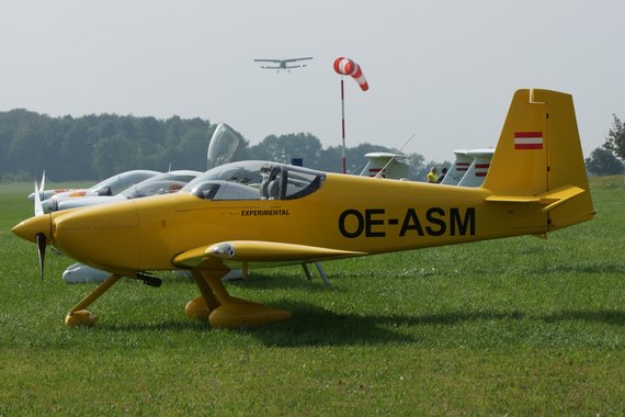 "Static display" im Vordergrund, im Hintergrund schwebt die AN2 ein