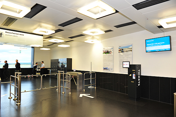 Rechts oben informiert ein Monitor darüber, wie viele Besucher noch eingelassen werden können, darunter befindet sich der Automat für die Tickets - Foto: Austrian Wings Media Crew