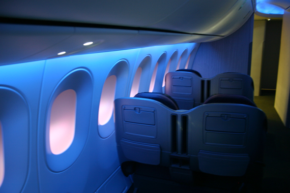 Bereits im Mockup des Boeing 787 Dreamliner für LOT kamen die großen Fenster deutlich zur Geltung Bereits im Mockup des Boeing 787 Dreamliner für LOT kamen die großen Fenster deutlich zur Geltung