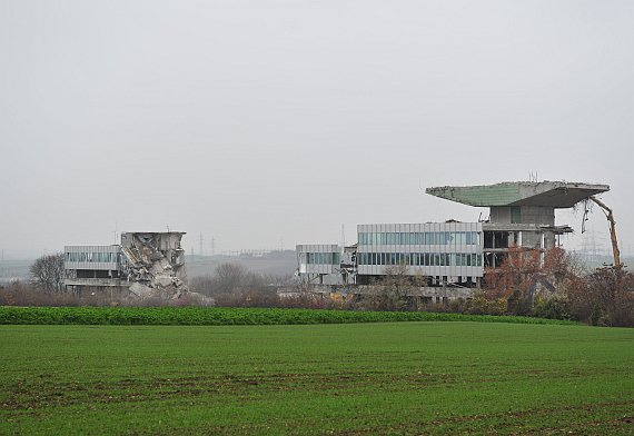 In zwei Teile gerissen, mutet das ehemalige AUA-Hauptbüro an wie nach einem Bombenangriff - Foto: Austrian Wings Media Crew