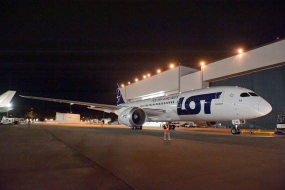 Die erste für LOT bestimmte Boeing 787 Dreamliner bei ihrem Rollout in Seattle