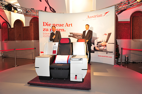Die AUA-Vorstände Albrecht und Benz mit den neuen Sitzen - Foto: Austrian Wings Media Crew