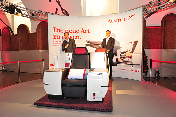Die AUA-Vorstände Albrecht und Benz mit den neuen Sitzen - Foto: Austrian Wings Media Crew Die AUA-Vorstände Albrecht und Benz mit den neuen Sitzen - Foto: Austrian Wings Media Crew