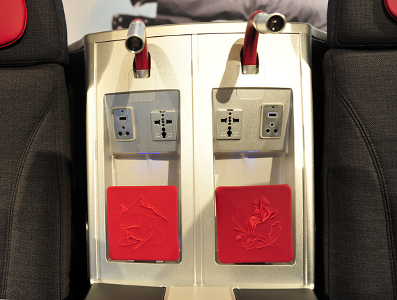 Die neuen Business Class Sitze verfügen über Strom- und USB-Anschlüsse - Foto: Austrian Wings Media Crew