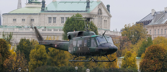 AB 212 im Schwebeflug