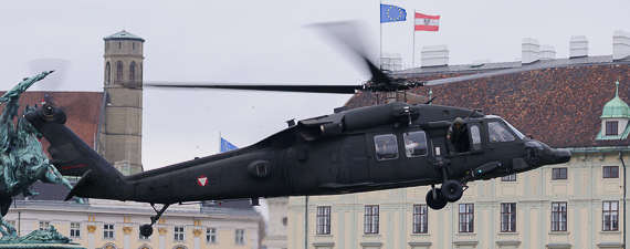 Black Hawk im Schwebeflug