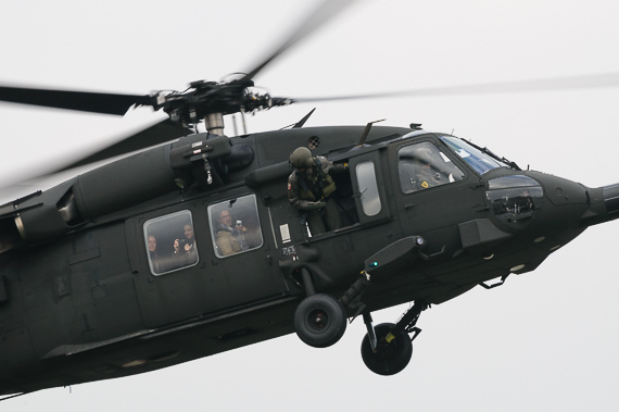 Black Hawk im Anflug auf den Heldenplatz; der Bordtechniker stellt die Hindernisfreiheit sicher
