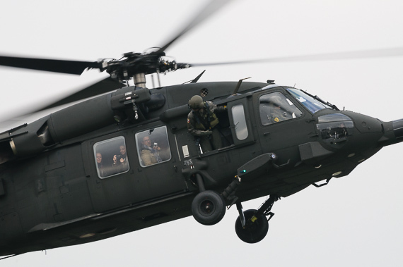 Black Hawk im Anflug auf den Heldenplatz; der Bordtechniker stellt die Hindernisfreiheit sicher Black Hawk im Anflug auf den Heldenplatz; der Bordtechniker stellt die Hindernisfreiheit sicher