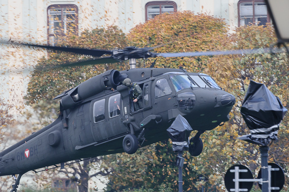 Black Hawk kurz vor dem Aufsetzen Black Hawk kurz vor dem Aufsetzen